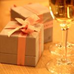 胡蝶蘭よりもオーダーメイドシャンパンをお祝いに送り記憶に残す